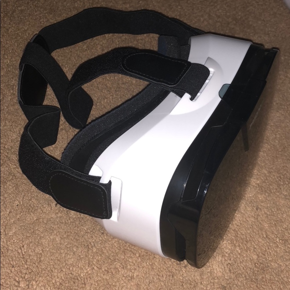 VIRTUAL REALITY HEADSET